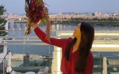 '이필모♥' 서수연, 한남동 한강뷰 레스토랑에서 보낸 우아한 저녁…꽃다발에 행복 [TEN★]