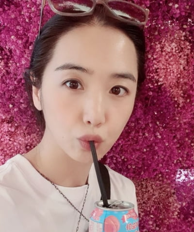 '김정근♥' 이지애, 41살이 복숭아 음료 먹는 법…과즙미 팡팡 [TEN★]