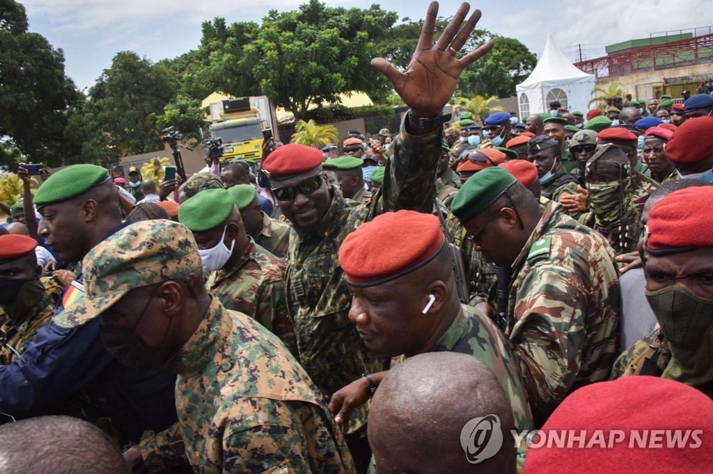 기니 쿠데타 세력, 반정부 인사들 석방…대통령은 계속 억류