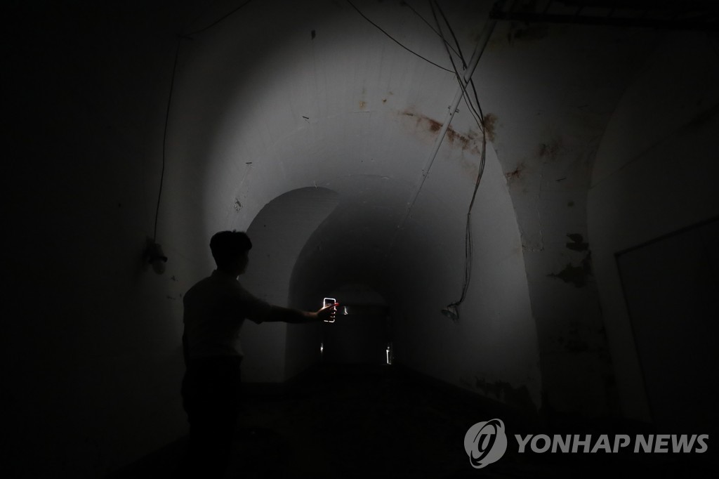 [사진톡톡] 'D.P.' 촬영지 부산 광안동 지하 벙커를 아십니까?