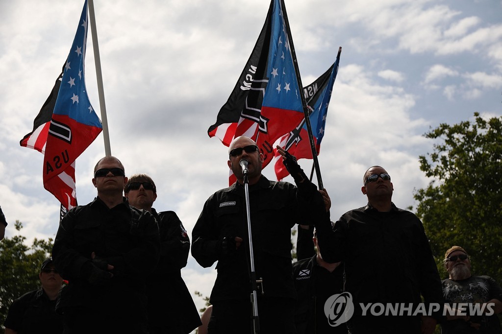 유럽 극우단체들, SNS서 정체 교묘히 숨기고 돈벌이