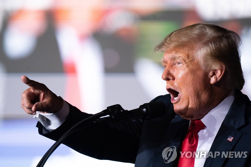 트럼프 "바이든은 멍청한 X자식"…지지자 앞에서 욕설