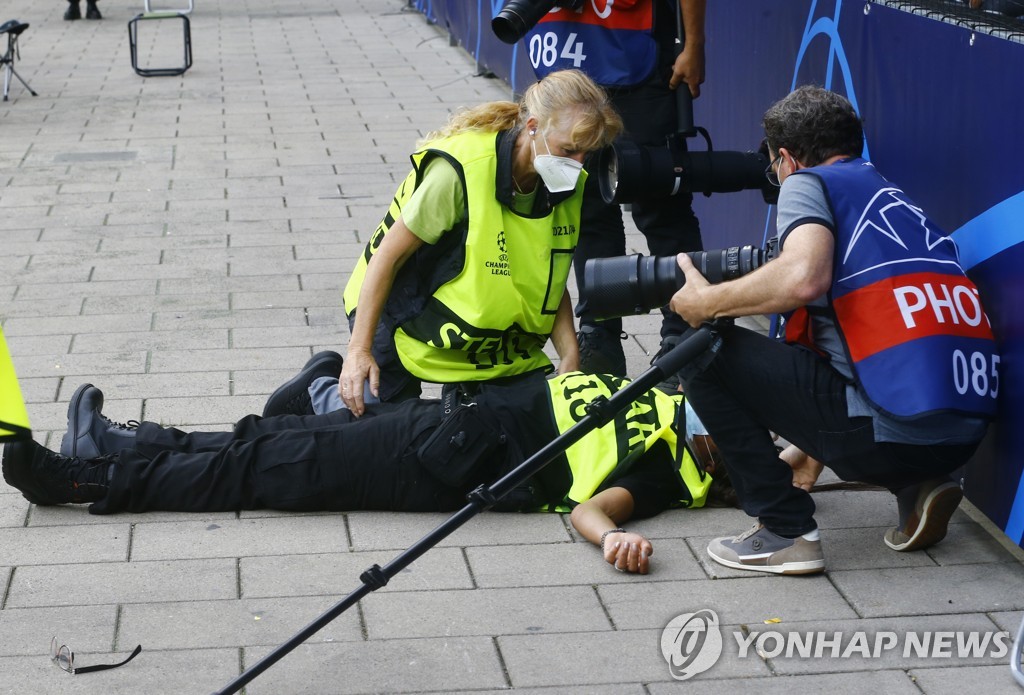 호날두 강력 슈팅 맞은 진행요원 '유니폼 득템'(종합)