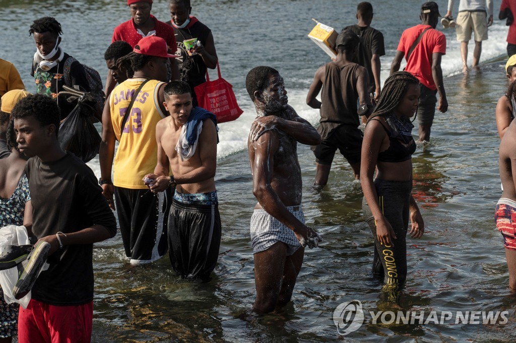 텍사스국경에 아이티 난민 1만명 몰려…미국 "추방할 것"