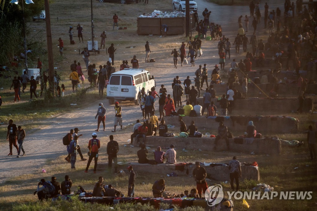 미 텍사스 국경에 아이티 이주자 8천명 '난민촌' 형성