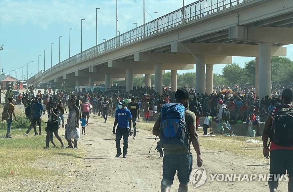 텍사스국경에 아이티 난민 1만명 몰려…미국 "추방할 것"