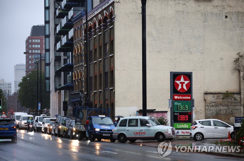 "새벽부터 긴 줄" 영국 나흘째 주유대란에 결국 군 투입 검토