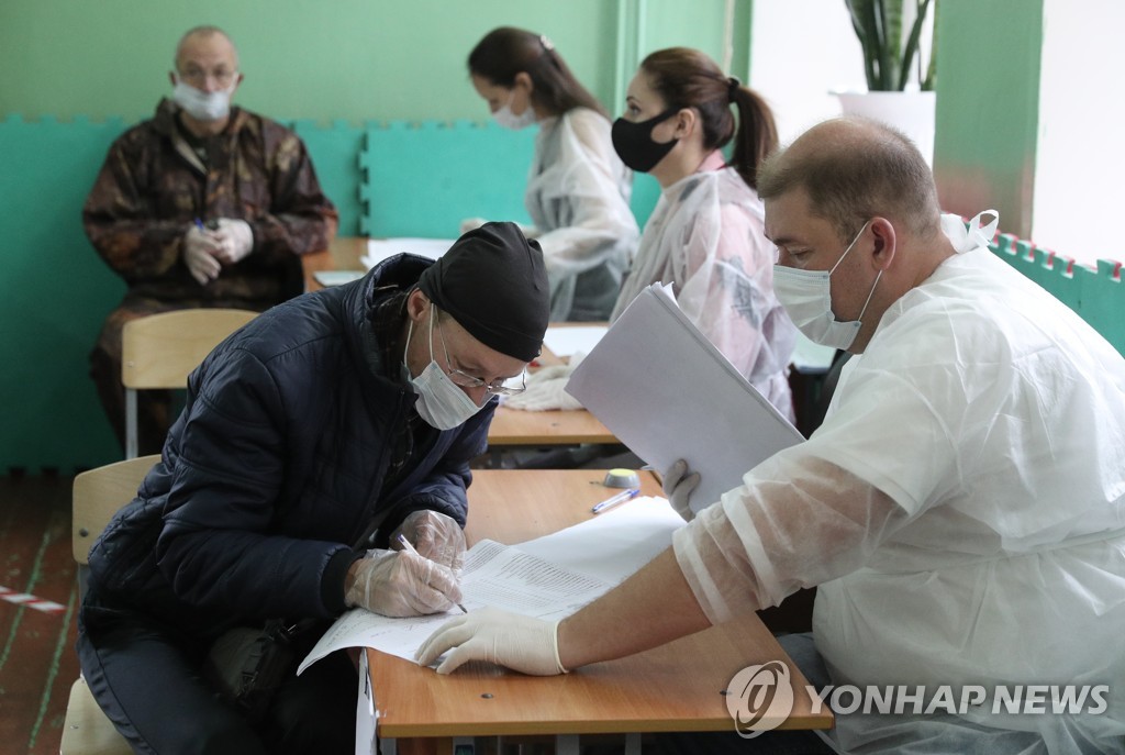 러 사흘 총선 마지막 날…"투표용지 투입 등 위반 사례 제기"