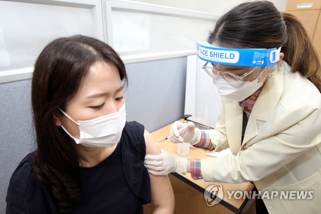 교총 "백신 2차 접종 후 교원 부작용…교육 당국 지원 나서야"