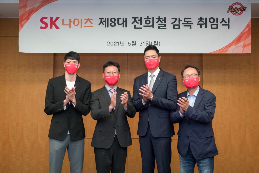 데뷔전 우승 SK 전희철 감독 "꼼꼼한 약속의 농구로 정상 도전"