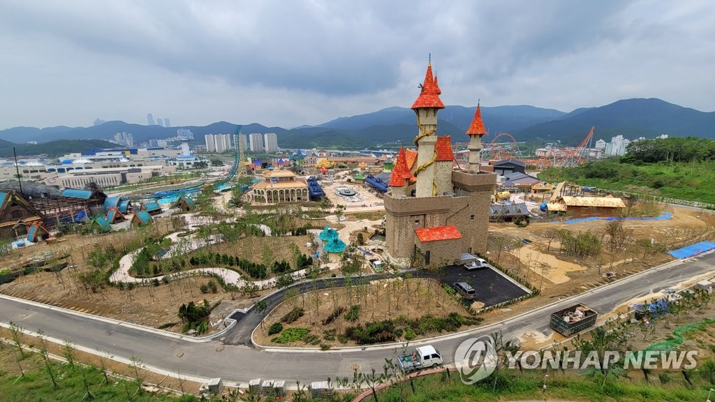 부산 오시리아관광단지 롯데월드 개장 내년 3월로 연기