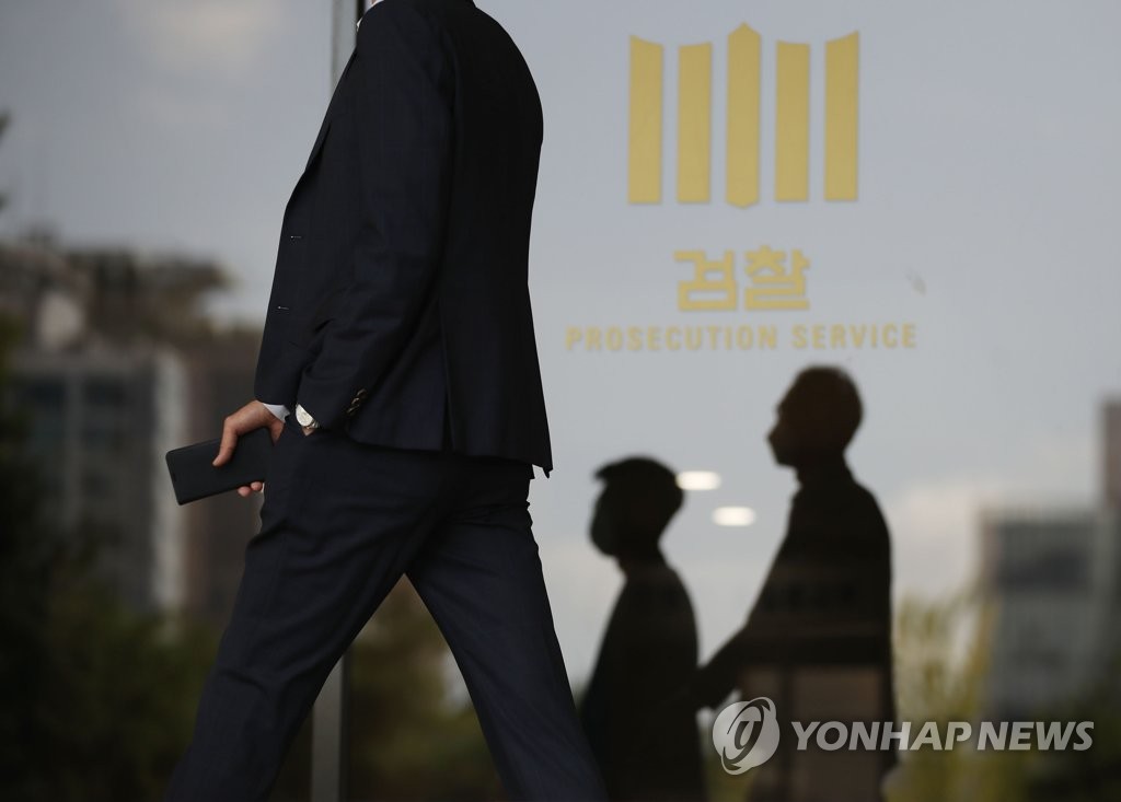 검찰, '화천대유 고문' 권순일 前대법관 수사…고발인 조사