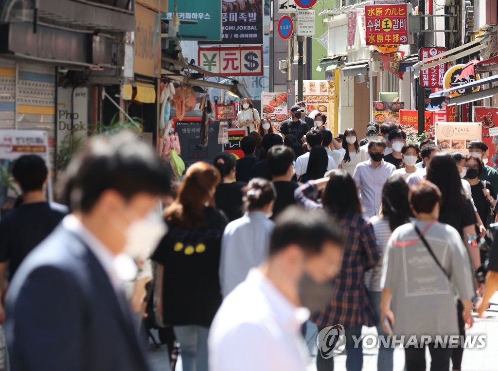 오늘 1400명 안팎…거리두기 연장·접종 확대로 확산세 잡힐까