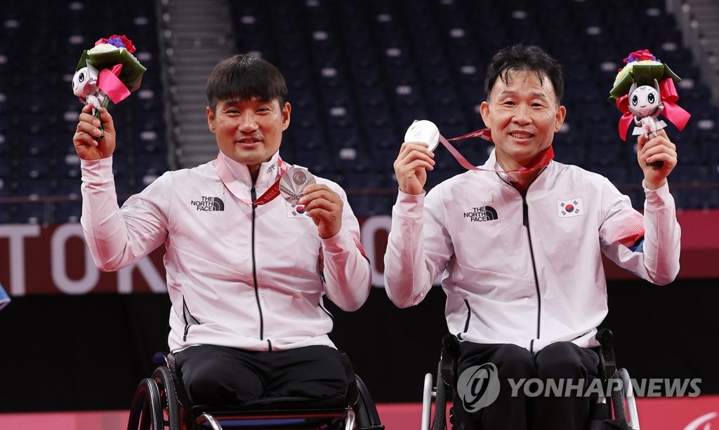 -패럴림픽- 김정준·이동섭, 배드민턴 복식 은메달…"아쉽지만 홀가분"