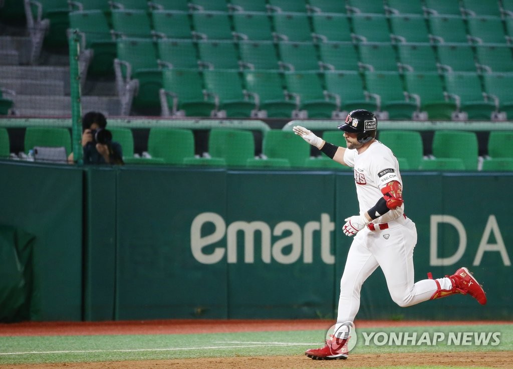 '대타 결승포' 로맥 "벤치에 있을 때도 정신·기술적으로 준비"