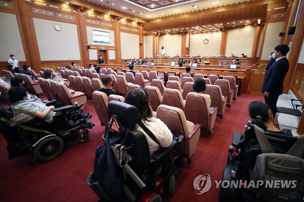 '정신적 제약 생긴 공무원 당연퇴직' 위헌 공방