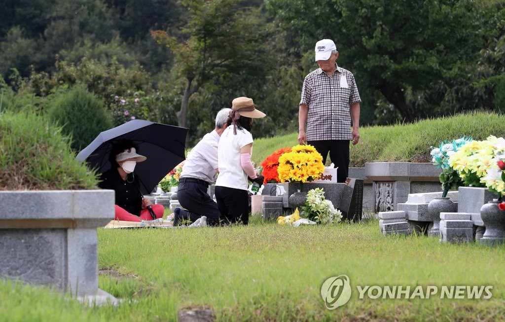 '완연한 가을' 전국 명소 북적…벌초·성묘객 발길도