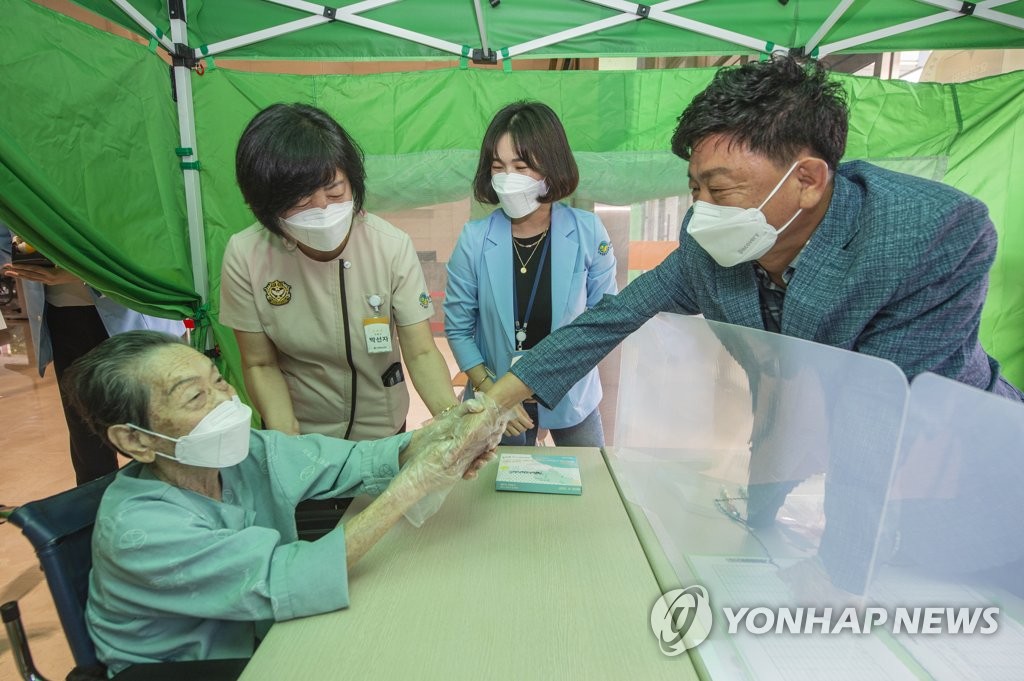 "어머니 체온 느끼고 싶어요" 방문면회 허용에 가족들 기대감(종합)