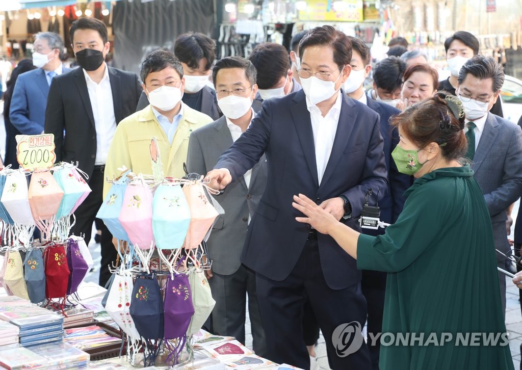 송영길, 남대문시장 민심청취…"거리두기 탄력조정 고민"