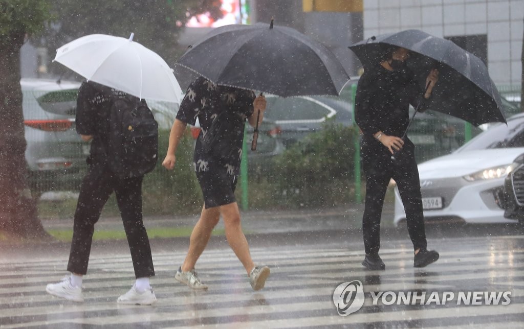 제주도 태풍 '찬투' 직접 영향권…하늘·바닷길 차질