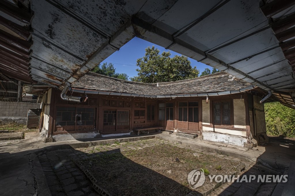 [사진톡톡] 전쟁도 견뎠던 파주 돌기와집…재개발로 해체 앞둬