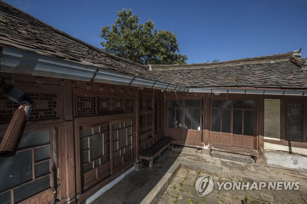 [사진톡톡] 전쟁도 견뎠던 파주 돌기와집…재개발로 해체 앞둬