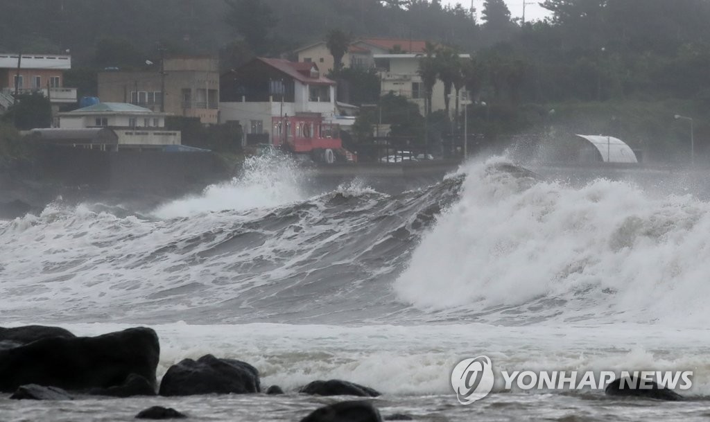 제주도 태풍 '찬투' 직접 영향권…하늘·바닷길 차질