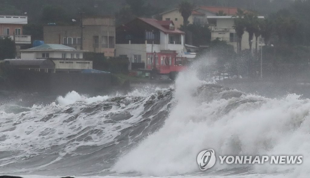 태풍 '찬투' 서귀포 남서쪽 해상서 북상…제주 산지 총 1천㎜ 비