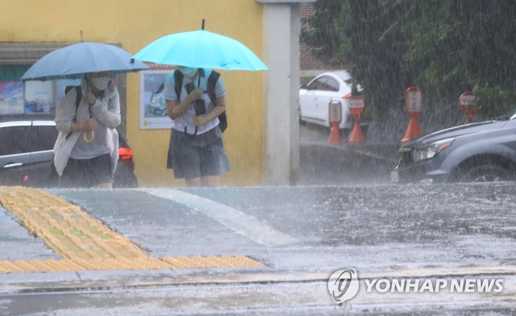 제주도 태풍 '찬투' 직접 영향권…하늘·바닷길 차질
