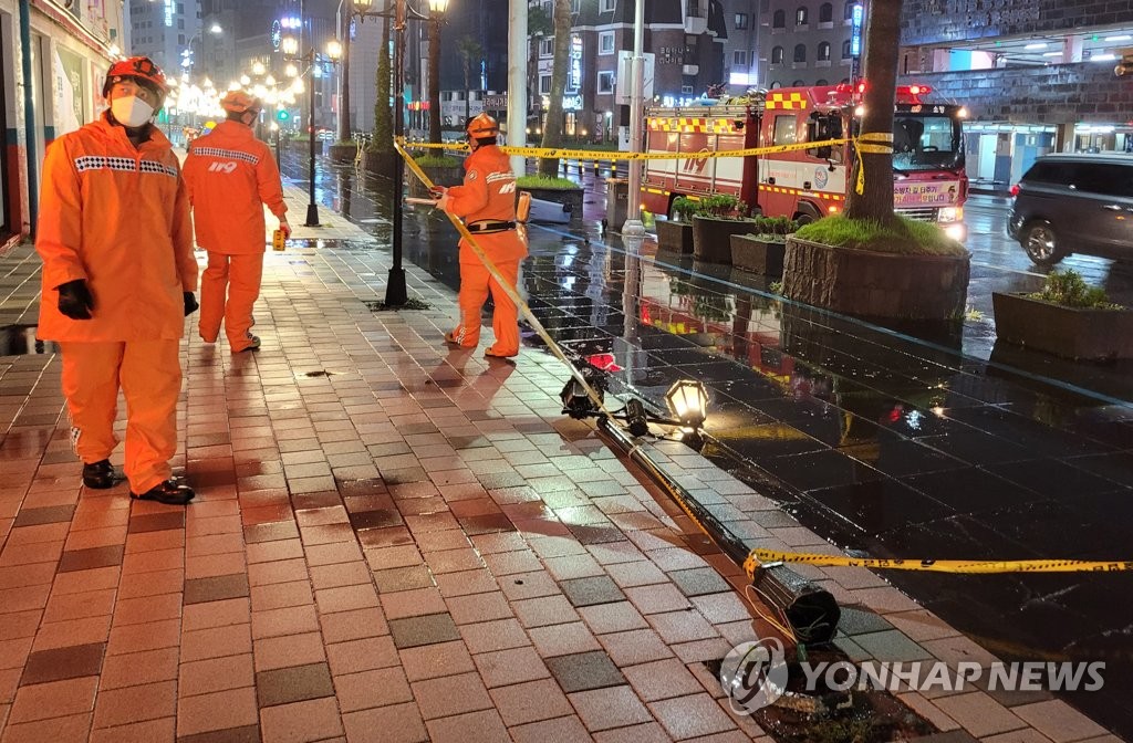 태풍 '찬투'에 가로등 넘어지고 도로 잠기고…인명피해는 없어(종합)