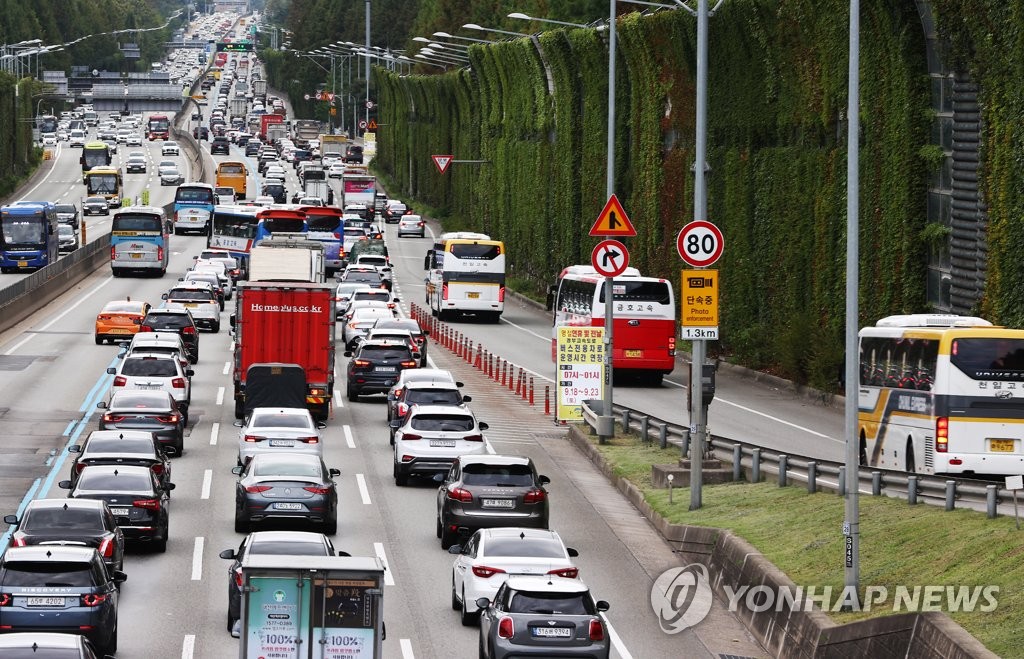 '한가위 대이동' 시작…공항 북적·고속道 정체 시작
