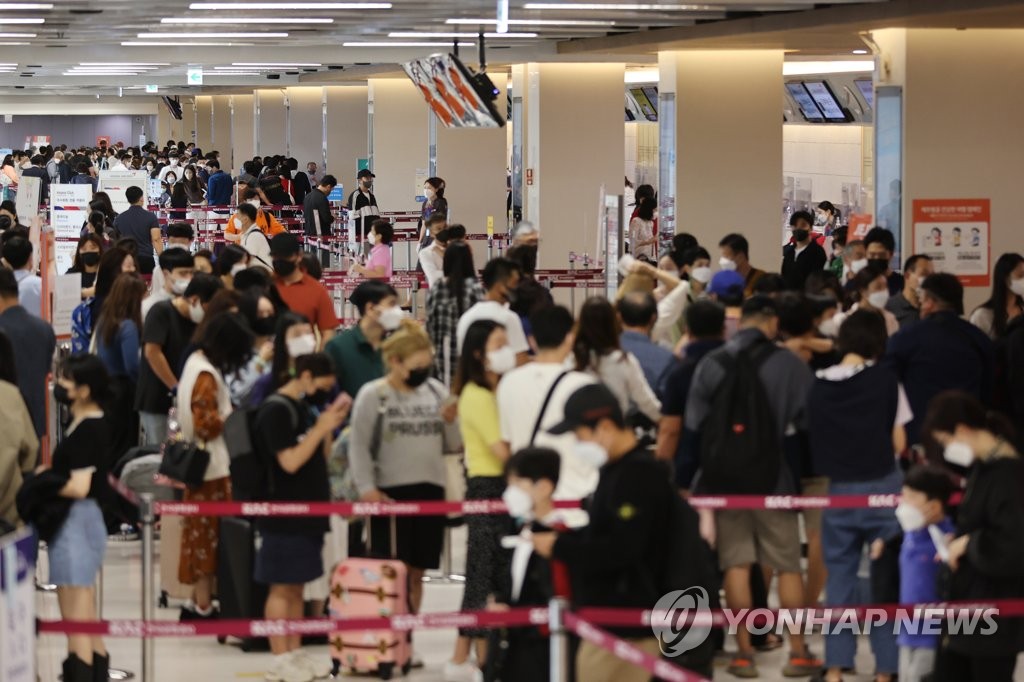 '한가위 대이동' 시작…공항 북적·고속道 정체 시작