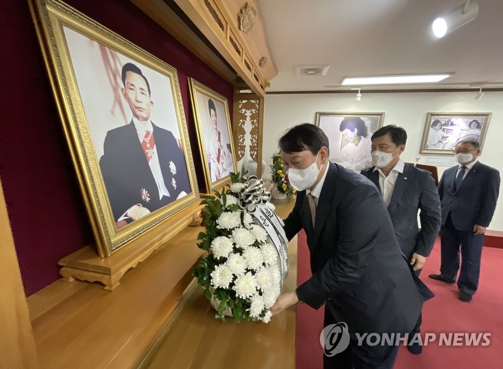 박정희 생가서 윤석열에 욕설·몸싸움…"반역자 꺼져라"(종합)