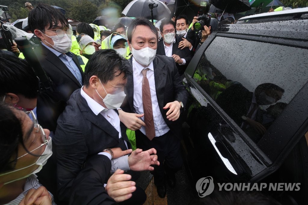 박정희 생가서 윤석열에 욕설·몸싸움…"반역자 꺼져라"(종합)