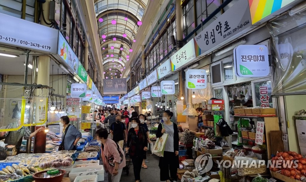 "백신 맞고 고향 가요"…귀성행렬 시작된 추석연휴 첫날 '북적'