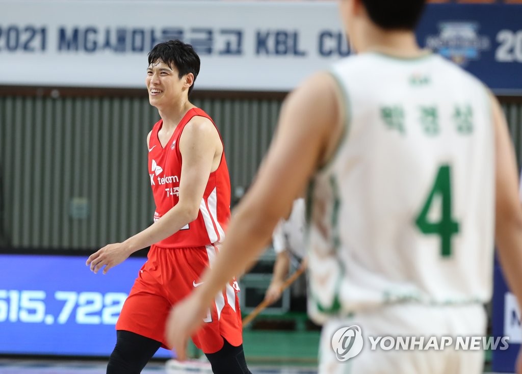 '전희철호' SK, DB 꺾고 컵대회 우승…MVP는 김선형