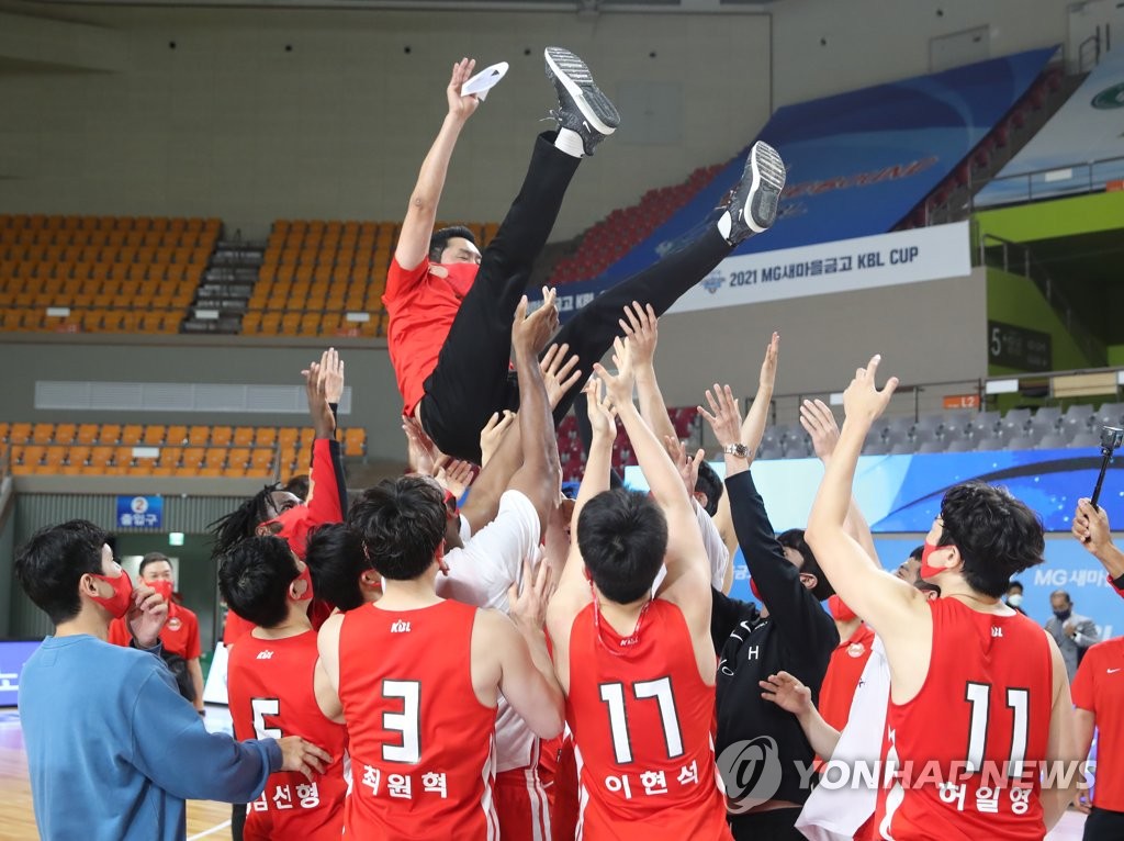 데뷔전 우승 SK 전희철 감독 "꼼꼼한 약속의 농구로 정상 도전"