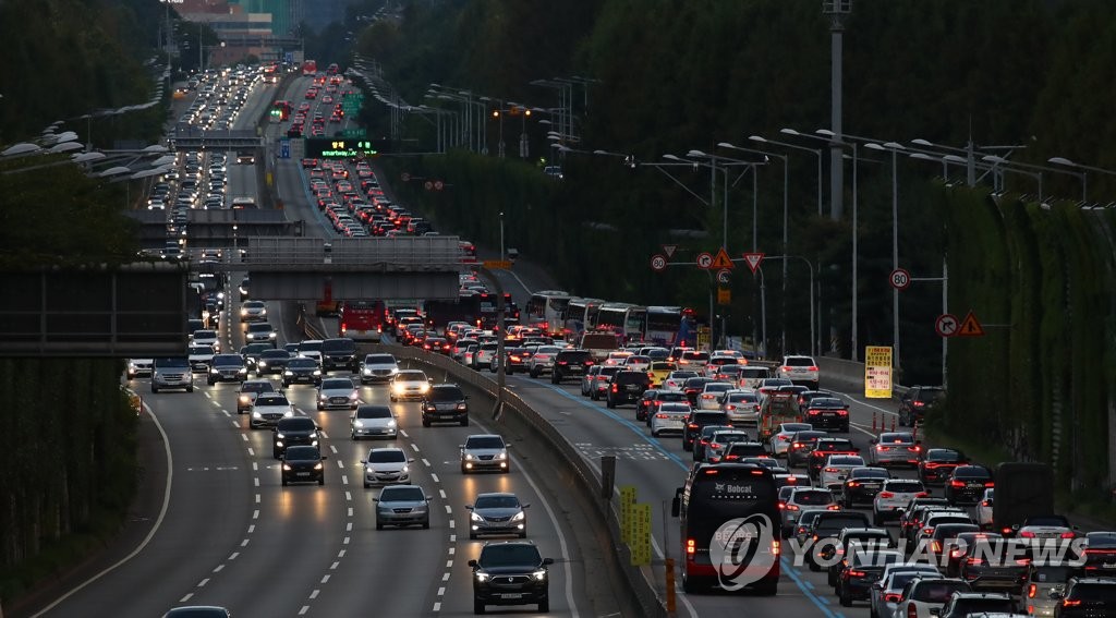 결국 2천400명대 폭증, 3천명대 우려도…위드 코로나 조기전환 힘들듯(종합)