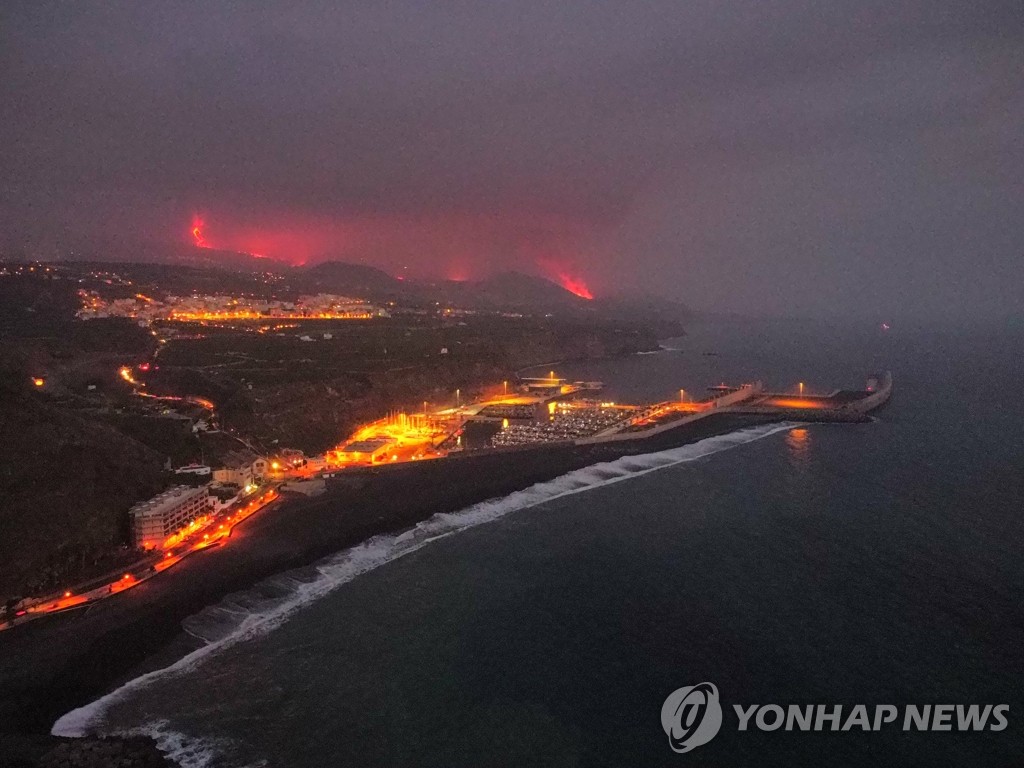 라팔마 화산 폭발 후폭풍…바다 도달한 용암에 '유독가스' 경고