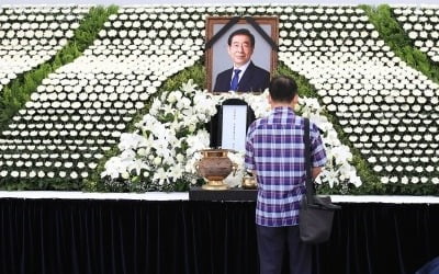 "성추행범이 편안하게 누워서" 박원순 묘소 훼손한 20대 체포