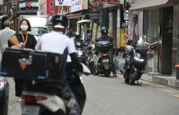 서울 종로구 관철동 젊음의거리 일대에 배달용 이륜차들이 다니고 있다. 사진=연합뉴스