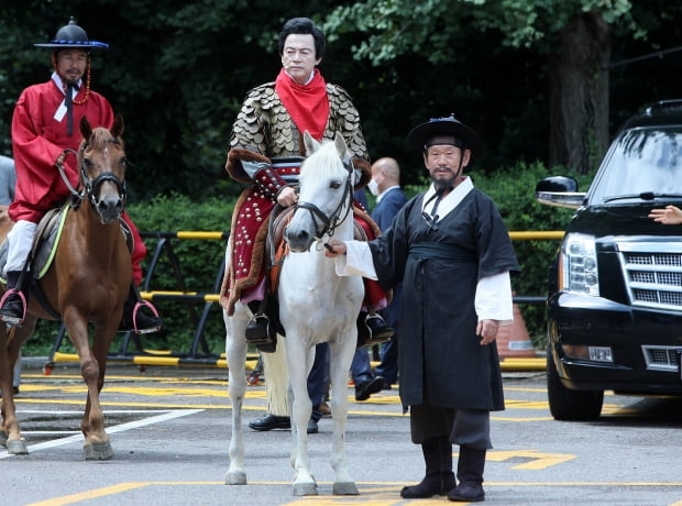 국가혁명당 허경영 명예대표가 지난 18일 경기도 고양시 행주산성 대첩문 앞에서 백마를 타고 대선 출정식 행사장으로 이동하고 있다.  / 사진=연합뉴스