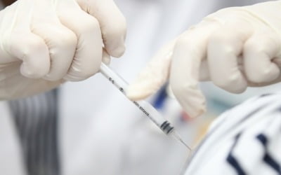 부산서 유통기한 지난 화이자 8명에 접종…"일부 복통·몸살"