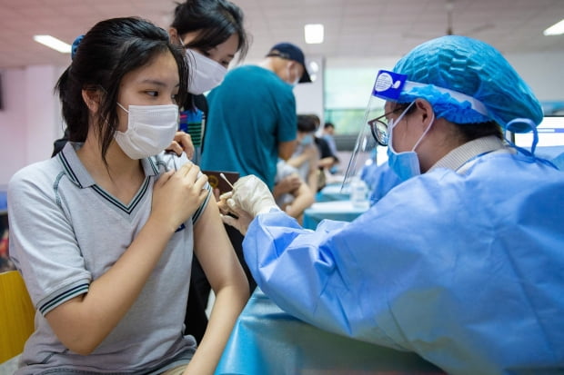 중국 난징에서 고등학생들이 자국산 시노백 백신을 맞고 있다. 사진=AFP