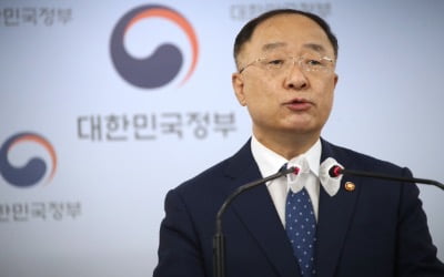 '나라 곳간 비어간다'던 홍남기, 하루 만에 "한국은 재정 탄탄"