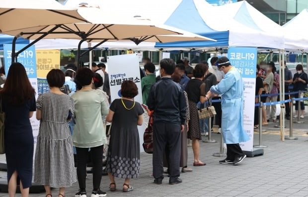 2일 오전 서울 은평구보건소 선별진료소에서 시민들이 검사를 받기 위해 줄을 서고 있다. /사진=연합뉴스