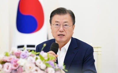 [속보] 文 "가짜뉴스, 민주주의 위협…백신접종률 지장 초래한 주요 요인"