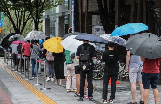  7일 오전 서울 송파구 송파구보건소 선별진료소에서 시민들이 우산을 들고 신종 코로나바이러스 감염증 검사를 받기 위해 대기하고 있다. /사진=연합뉴스