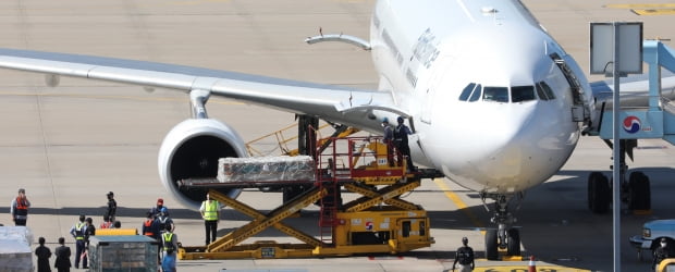 8일 오후 인천국제공항 화물터미널에서 관계자들이 루마니아로부터 확보한 모더나 백신을 옮기고 있다. /사진=연합뉴스