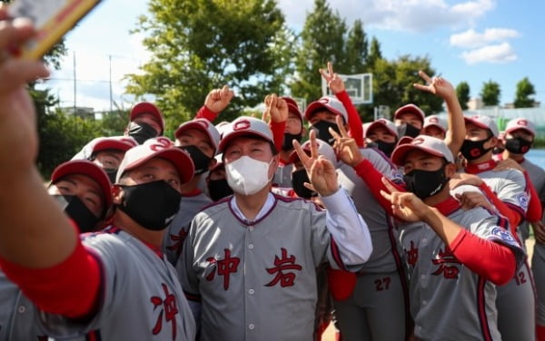 국민의힘 윤석열 대선 경선 후보가 8일 모교인 서울 충암고등학교를 방문, 후배인 야구부 선수들과 기념촬영을 하고 있다. /사진=연합뉴스